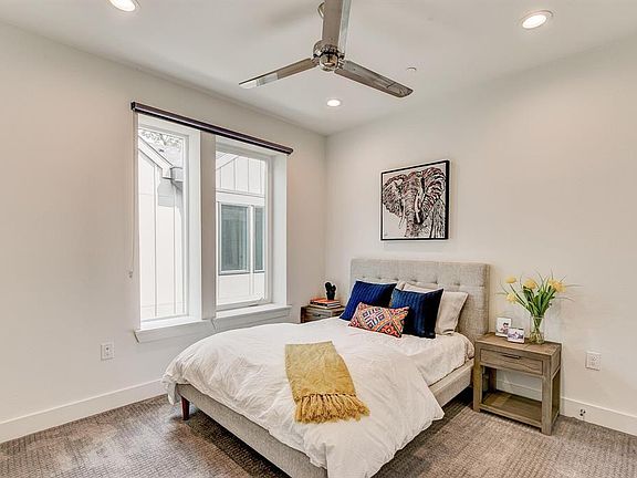 4th image of 4419 Cabell Dr #402