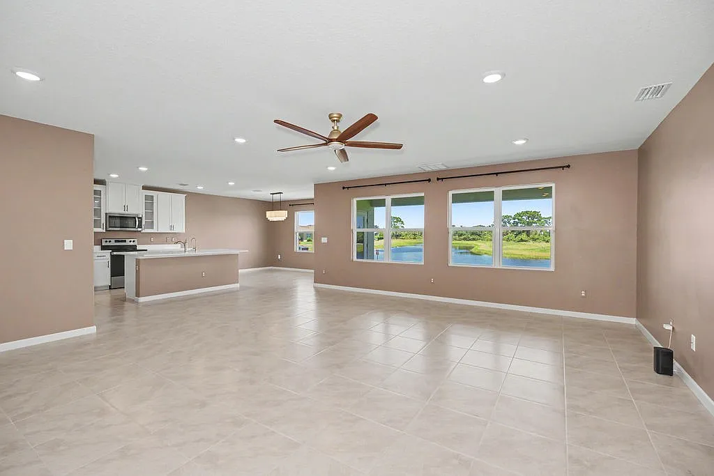 4 bed, 2347 sqft, $2,550 — Photo 3