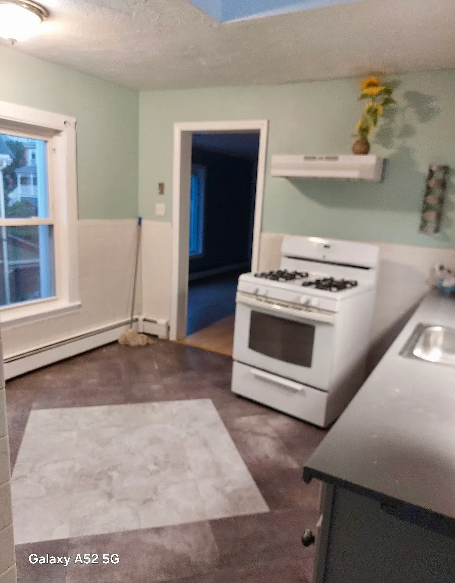 5 bed, 2.0 bath, 1100 sqft, $4,000 — Photo 3