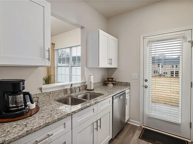 5634 Carrington Ct — Photo 6