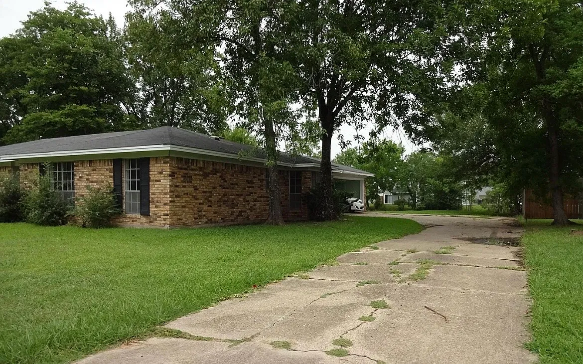 4 bed, 2.5 bath, 2230 sqft, $1,650 — Photo 2