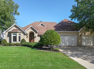 216 E Brittany Ct, Arlington Heights, IL 60004