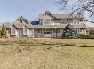 424 Candlewick Ct, Delafield, WI 53018