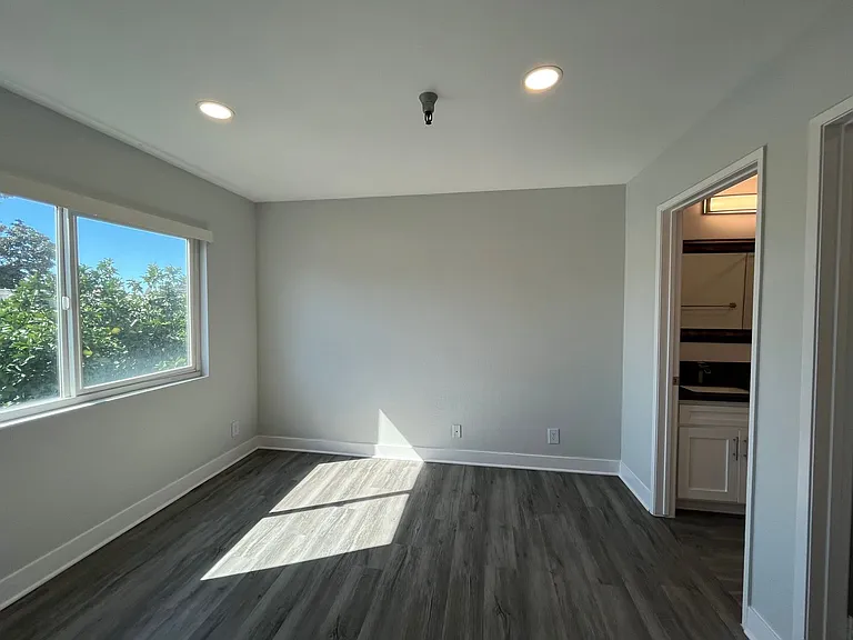 110 S Sweetzer Ave — Photo 62