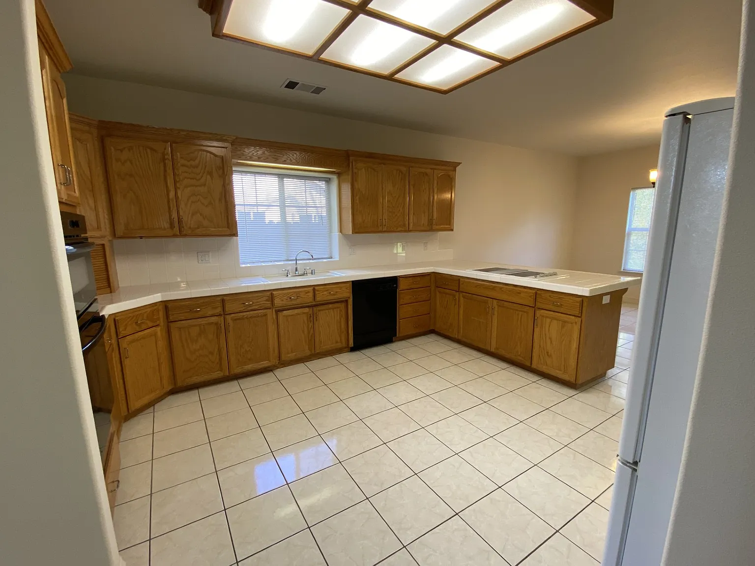 3 bed, 2552 sqft, $2,800 — Photo 4