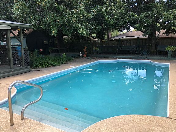 3rd image of 12466 Crestwood Dr