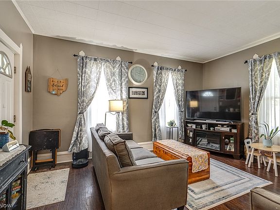 5th image of 431 11th St NE