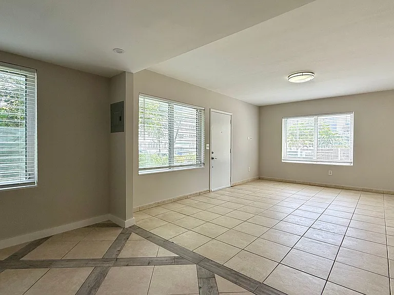534 SW 6th Ct — Photo 4