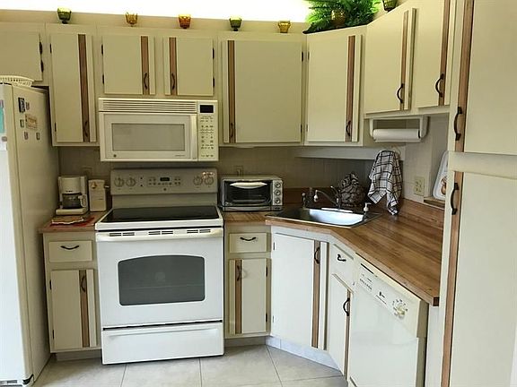 5th image of 704 Sunny Pine Way APT B