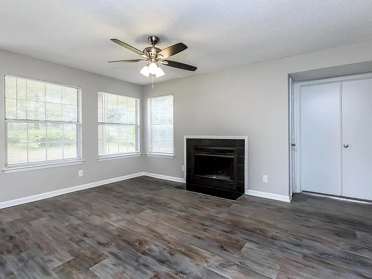 Summerlake Apartments — Photo 30