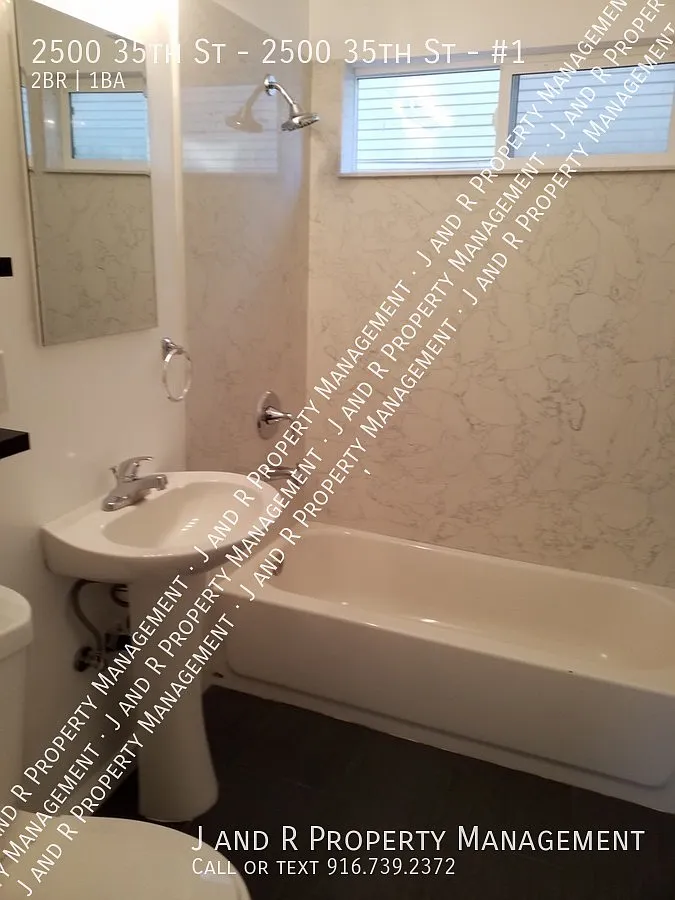 2 bedroom North Oak Park — Photo 4