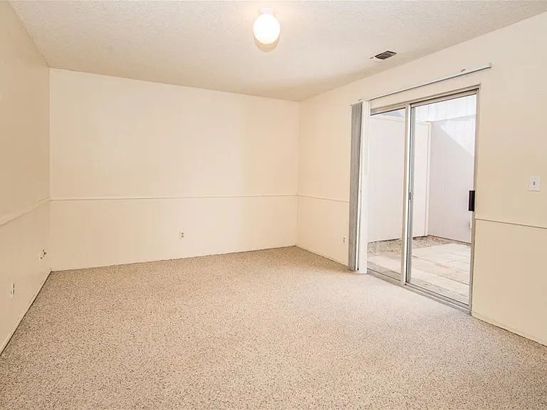 701 Braddock Ct — Photo 6