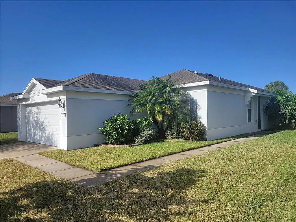 3 bed, 2.0 bath, 1270 sqft, $2,300 — Photo 3
