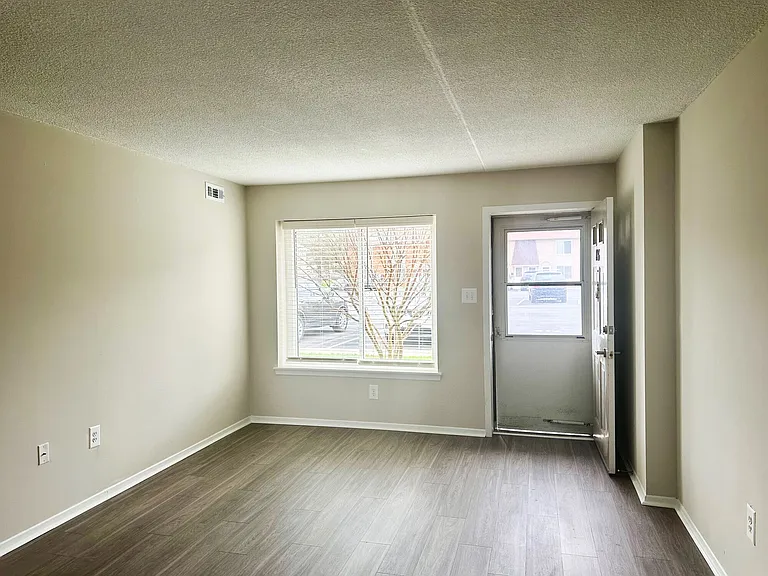 Lakeside Apartments — Photo 12