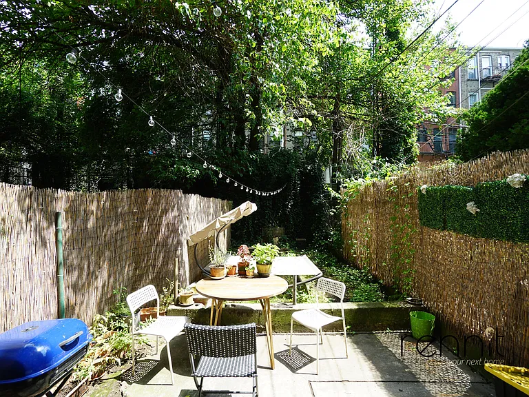420 Melrose St #1R — Photo 1