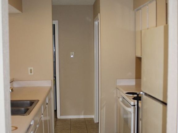 4th image of 8 Townhouse Cir