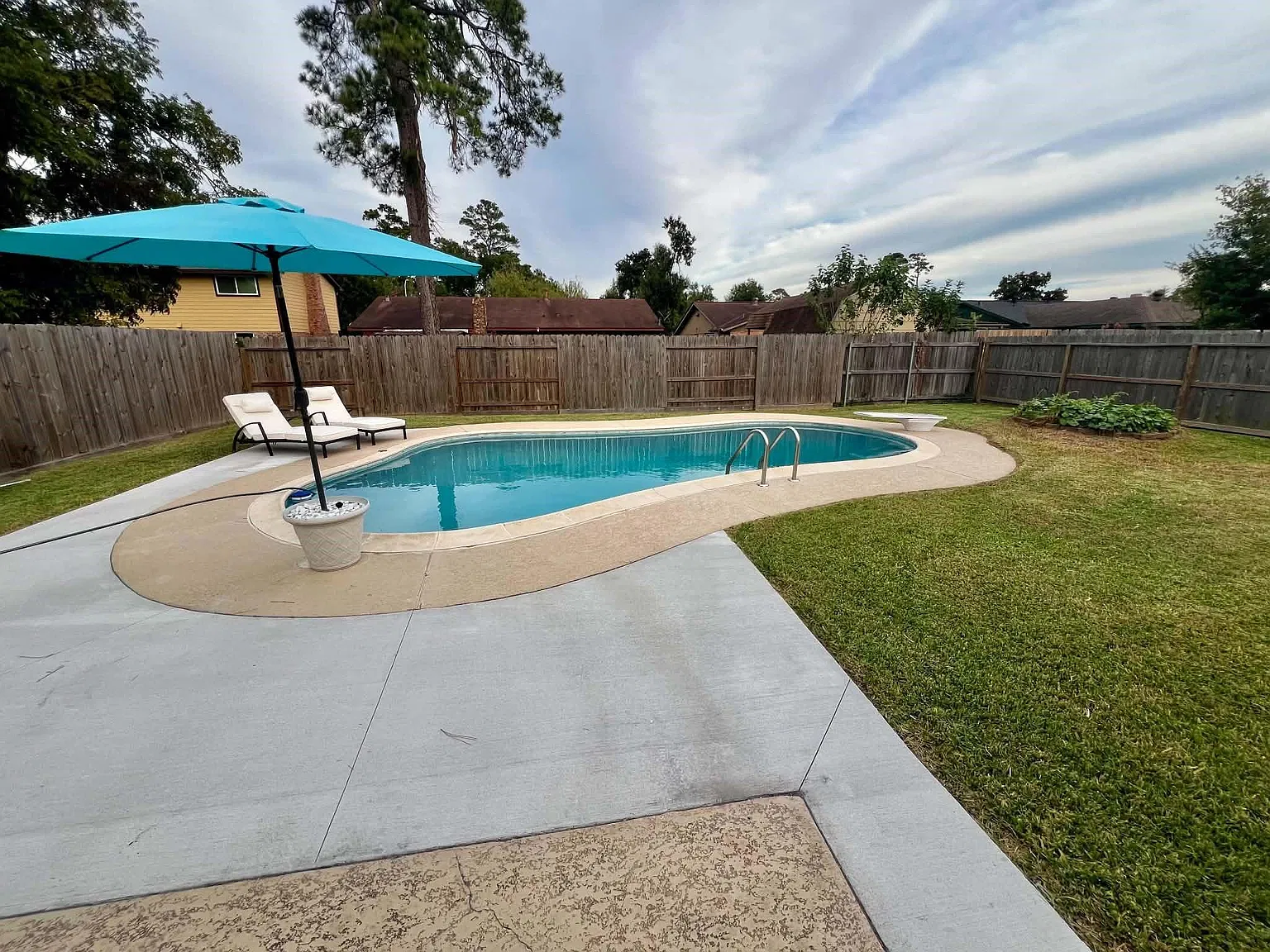 3 bed, 2.0 bath, 1612 sqft, $2,100 — Photo 1