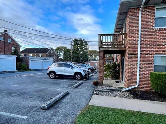 2nd image of 717 N Saint Elmo St APT 1