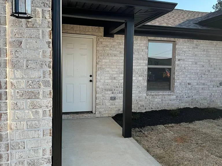 100 Crestview Dr — Photo 1