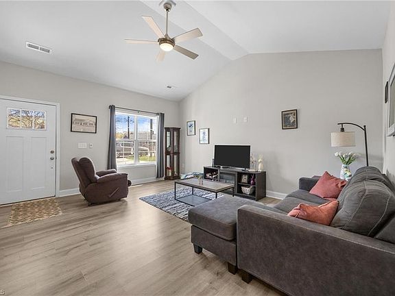 5th image of 124 Filmore St