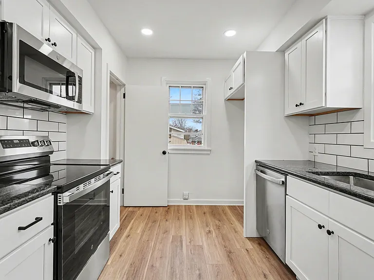 1555 Locust St — Photo 12