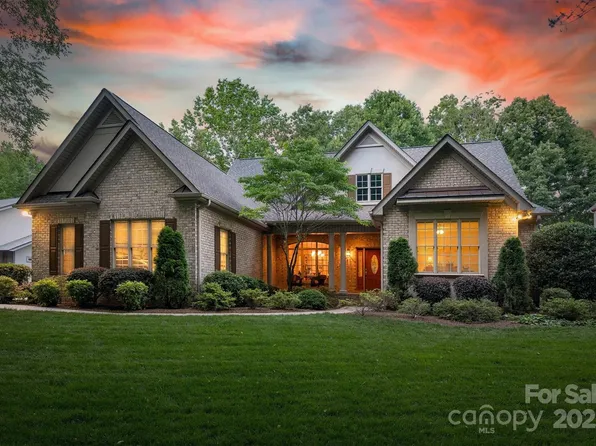 9002 Fair Oak Dr, Sherrills Ford, NC 28673