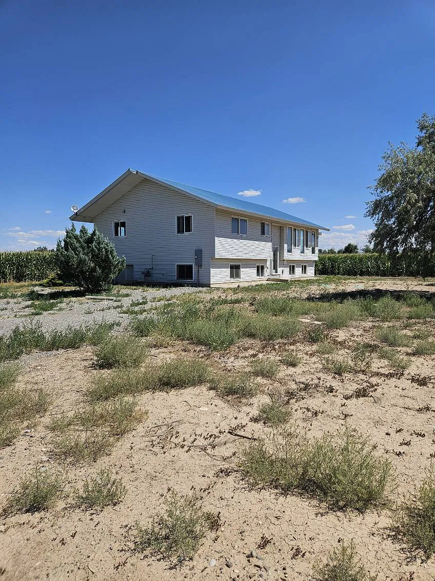 3 bed, 3200 sqft, $2,200 — Photo 1