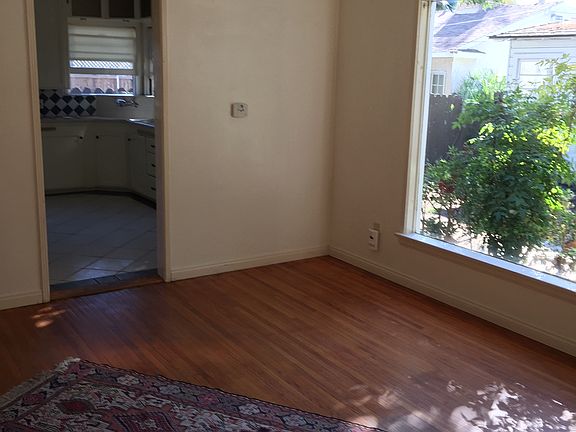 Livingroom, other side that leads to the kitchen.