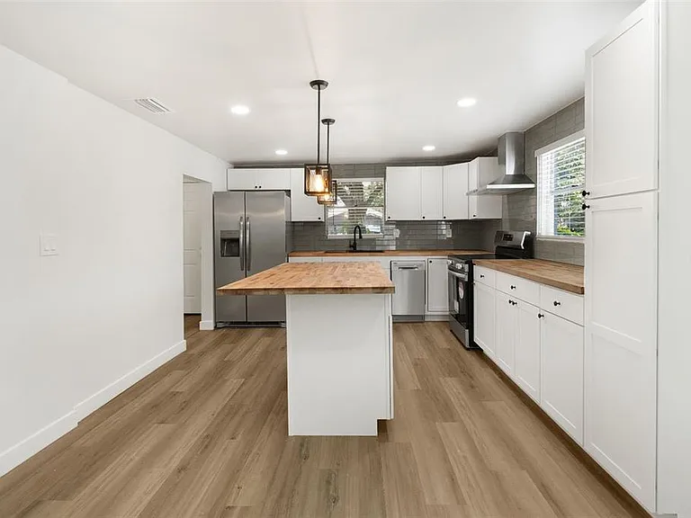 2329 W Beach St — Photo 14