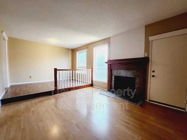 636 Saddleback Rd NW — Photo 4
