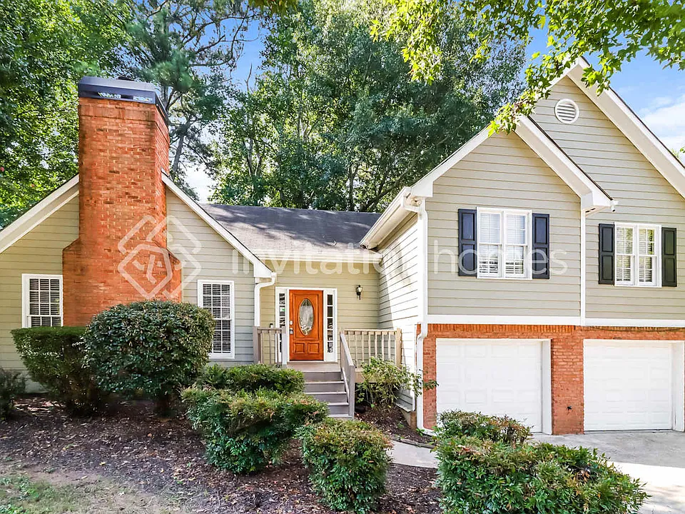 211 Whisperwood Ln NW