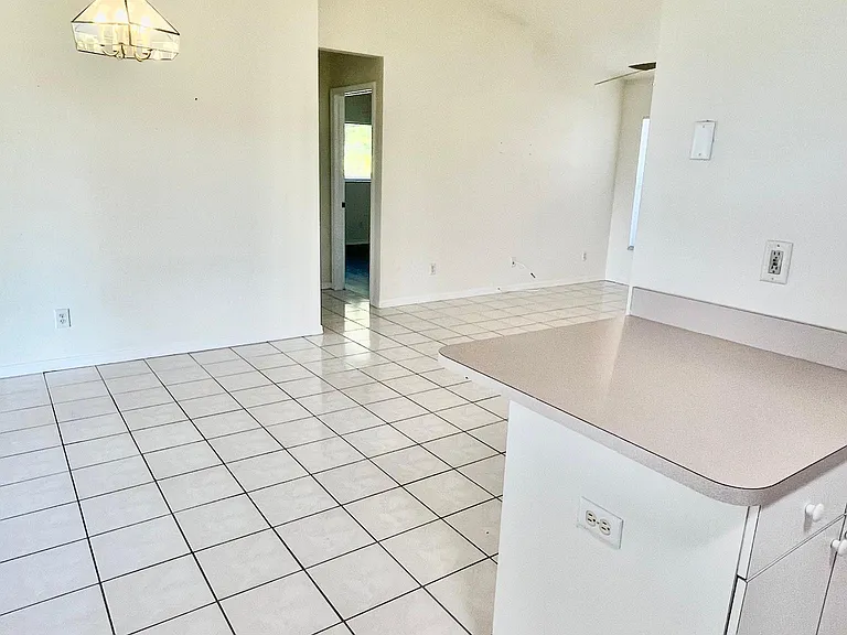 2110 SE 8th Pl — Photo 6