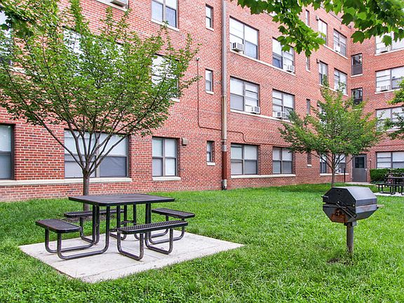3rd image of 4540 Macarthur Blvd NW #B16