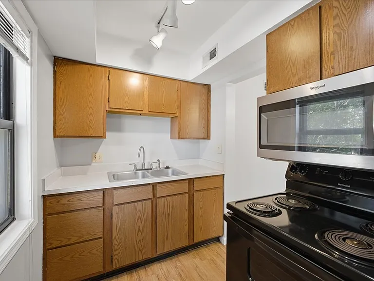 302 E 19th St #2A — Photo 9