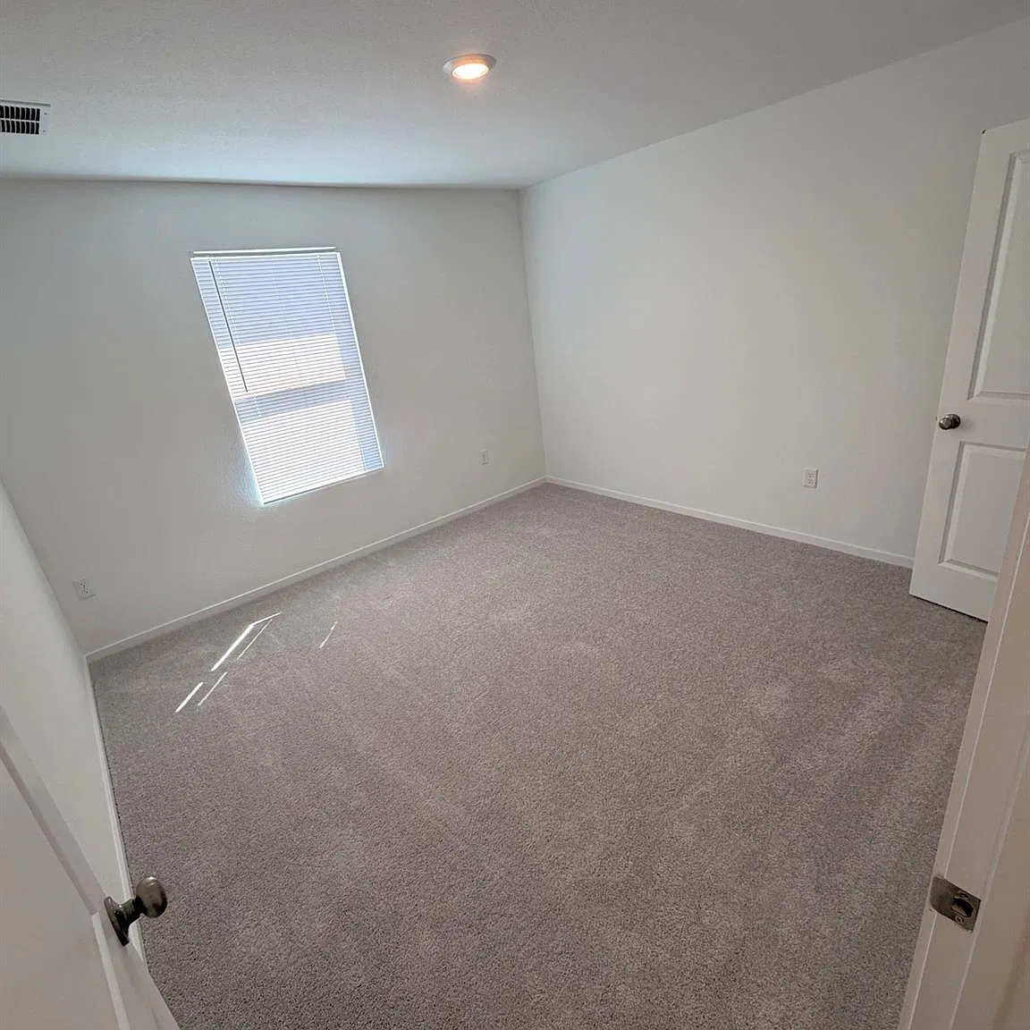 4 bed, 2.0 bath, 1945 sqft, $2,200 — Photo 2