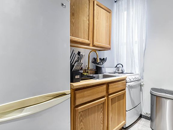 4th image of 1626 2nd Ave Frnt 1
