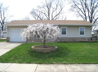 982 Maple Ln, Elk Grove Village, IL 60007