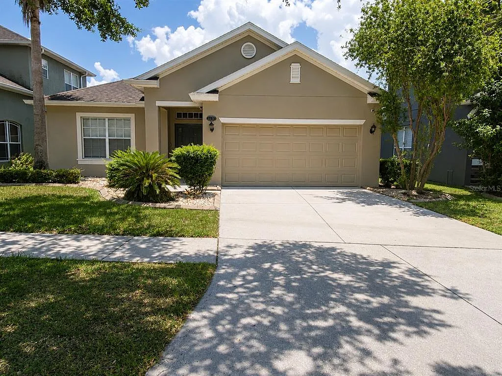 3 bed, 2.5 bath, 2368 sqft, $2,300 — Photo 1