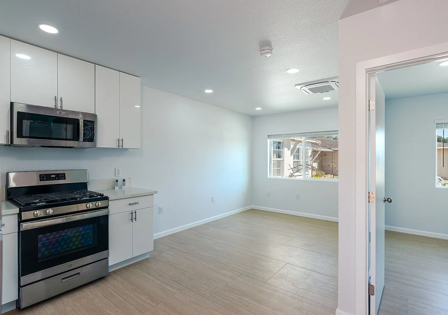 1 Bedroom + 1 Bathroom ADU | Oxnard Estates | Unfurnished — Photo 1