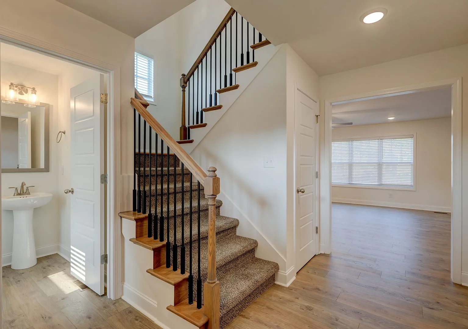 What a floor plan!! Like new and ready for you! — Photo 4