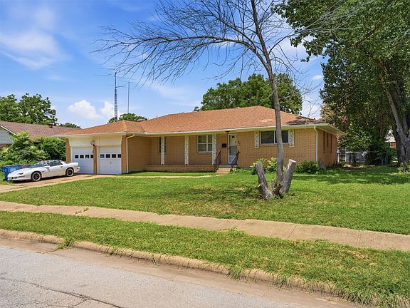 3rd image of 927 Poinsettia Dr