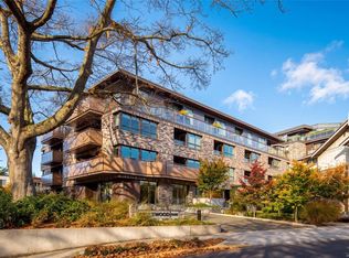 1018 Pentrelew Pl #207, Victoria, BC V8V 4J4