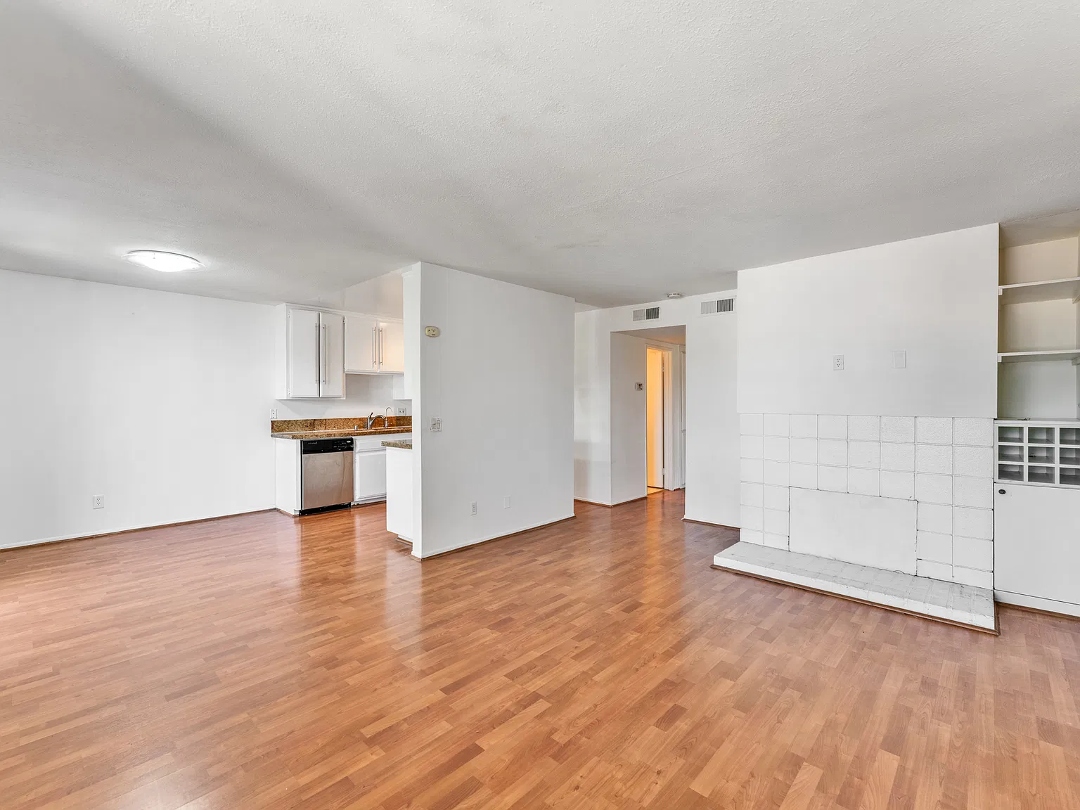 2 bed, 949 sqft, $2,450 — Photo 2