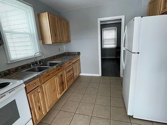 5th image of 209 College Dr