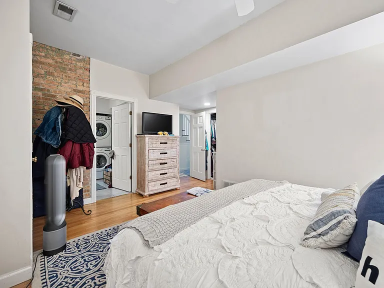 221 W Willow St — Photo 4