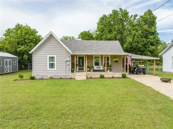 313 N 5th St, Lott, TX 76656