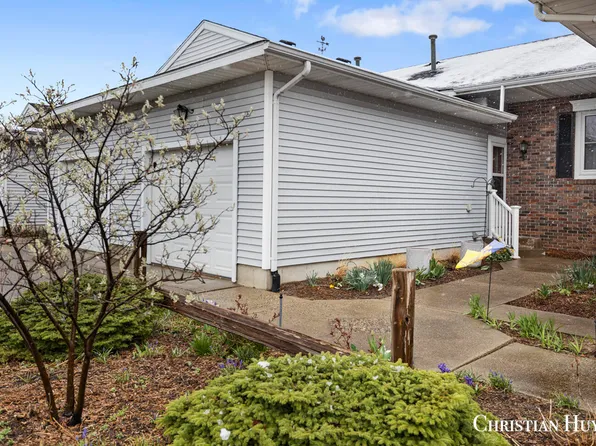 208 Blossom Dr, Sparta, MI 49345