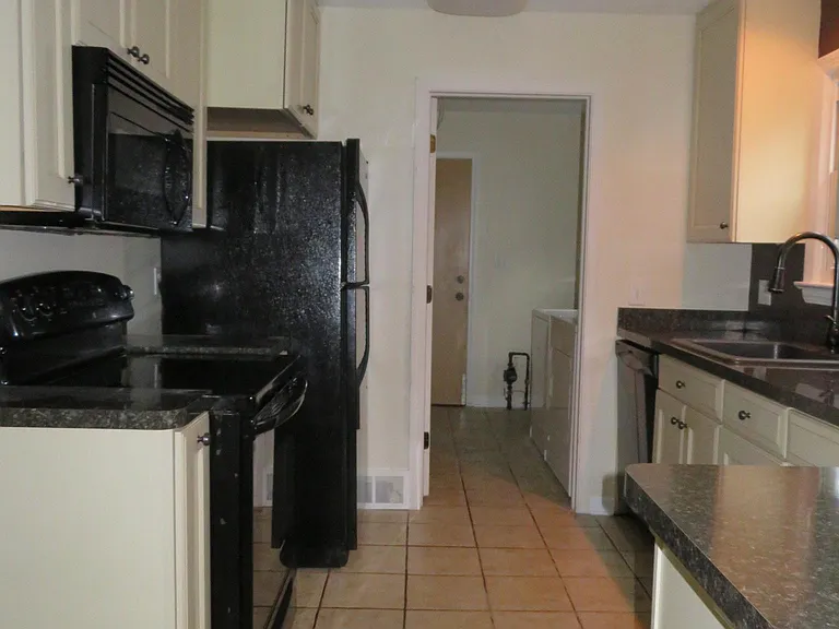 1327 Genesee Ave — Photo 19