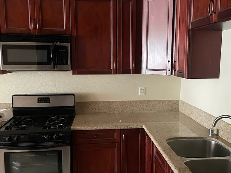 11252 Peach Grove St — Photo 7
