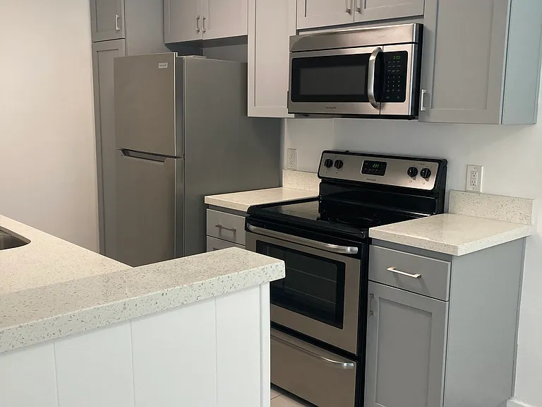 310 S Sherbourne Dr — Photo 2